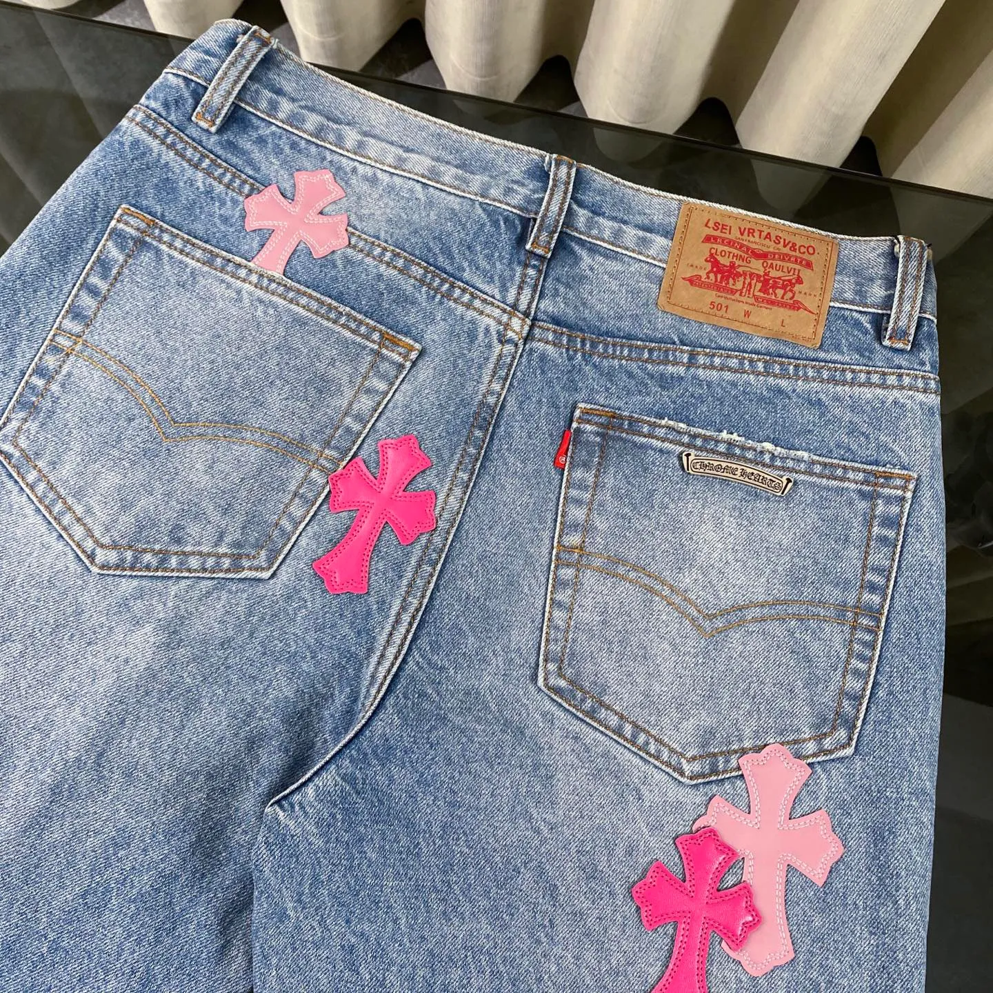 P220 chrome hearts pink cross patch leather jeans vi Top heavy industry fashionable design] Consistent high street luxury style creation. Speaking of this style, the Zangyin family and GU family are definitely the leading representative brands. Especially the Zangyin family has really achieved a state-of-the-art effect in creating high street style. The unique washed material is used to create this style. The color system is quite eye-catching. After it is decorated with patchwork cross flowers, it cleverly highlights the charm of the brand. Secondly, this style uses classic The classic high-waist cutting design highlights the long legs and fashionable temperament of the upper body. The brand is highly recognizable and the slim fit configuration is more suitable for daily wear. It is a product that interprets personality, fashion, and specifications at a glance. This single product is enough to make any fan excited. It can be a white T-shirt for youthful preppy style, or a tight suspender for lady style. It has strong matching ability and can be easily controlled by men.  [Materials and craftsmanship] Needless to say, this point goes without saying. As an excellent craftsman brand, Zangyin’s requirements for details and craftsmanship are really perfect. The washed color of this model has gone through so many processes, not to mention the embellishment of denim appliques. It is also purely hand-made and sewn. Just like what they believe in, only hand-made things have soul and have the meaning of wear. A top-notch heavy-duty fashionable denim item, I look forward to your perfect interpretation! !  Size:28-36